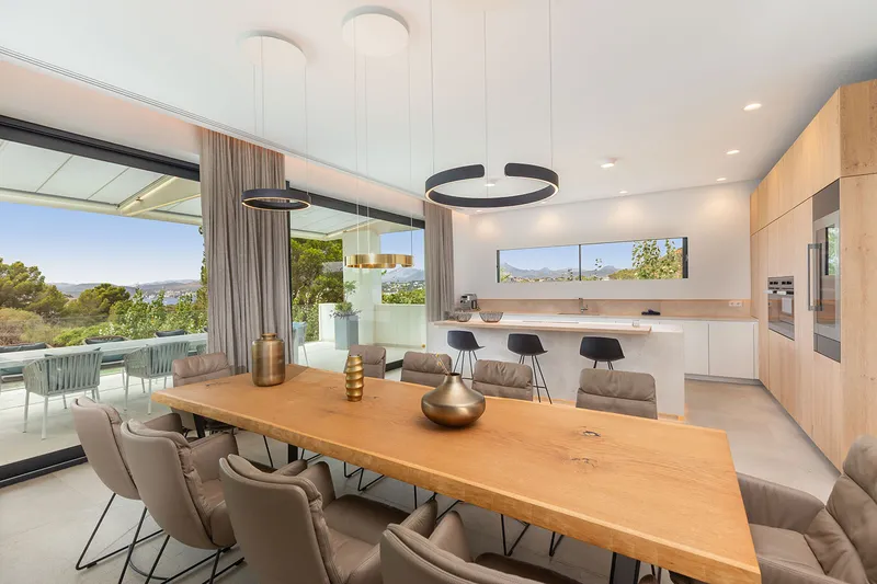 Modern sea-view villa with separate guest area — photo 7
