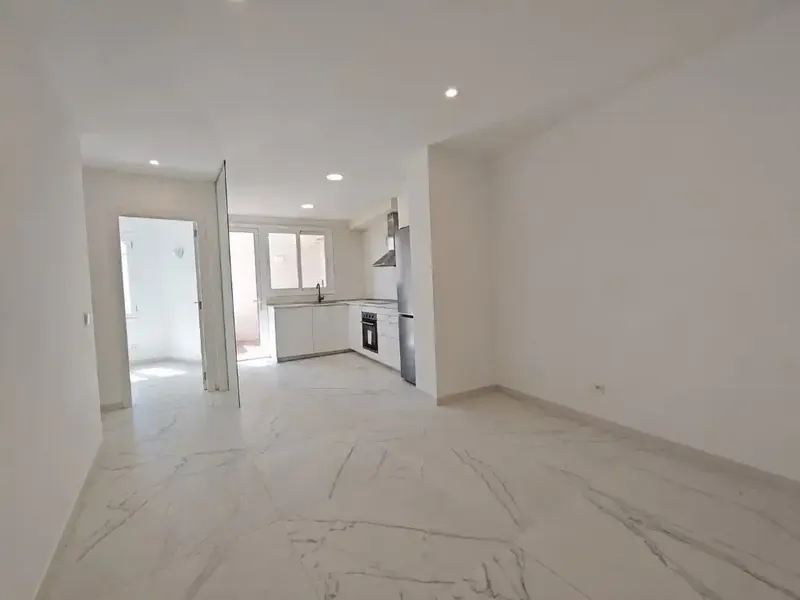 In the very center, in a stately building with elevator, we find this third floor recently finished of approximately 140 m² usable, a home — photo 4