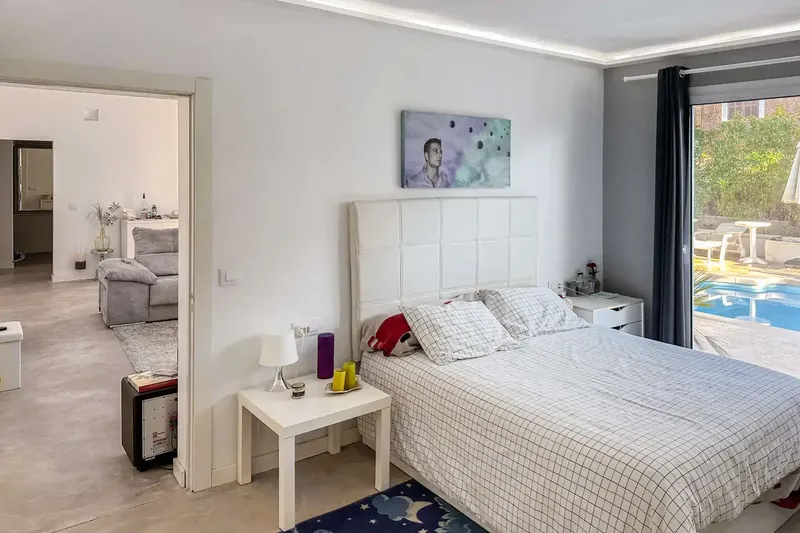 This elegant villa is located in the quiet and exclusive residential area of Port Verd, on the east coast of the Balearic island of Mallorca — photo 12