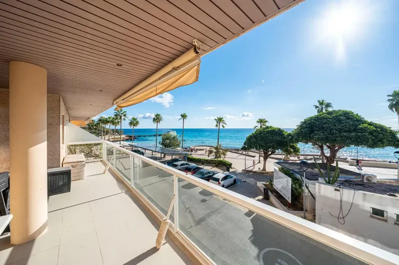 Gestpropiedad, real estate agency in Mallorca, presents this apartment located on the seafront in Cala Millor, a property that stands out for its — photo 4
