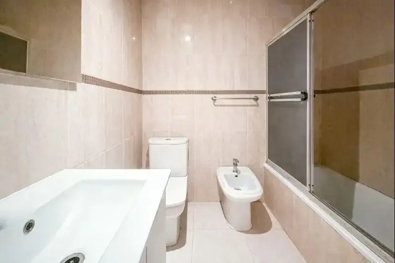 We present this spacious second floor without elevator that stands out for its large rooms and brightness. Located right on Gran Vía de Colón — photo 6
