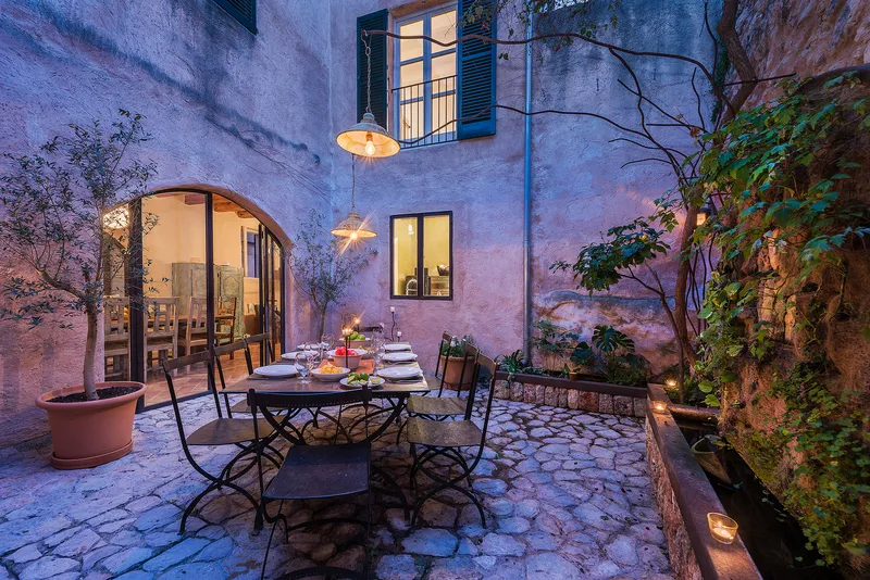 Town house for sale in Pollença, Mallorca, with landscaped patio garden and ETV holiday rental licence. A charming 4-bedroom property located in the heart of the old town. — photo 2