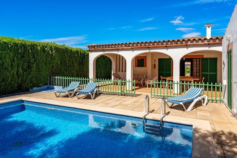 Mediterranean family villa with pool and fireplace in the exclusive area of Porto Cristo Novo, just steps away from Cala Anguila and Cala Mendia — photo 1