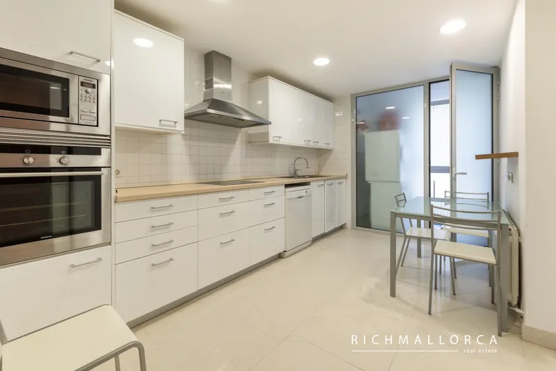 Spacious 4-bedroom apartment with terrace and sea views in Sol de Mallorca — photo 8