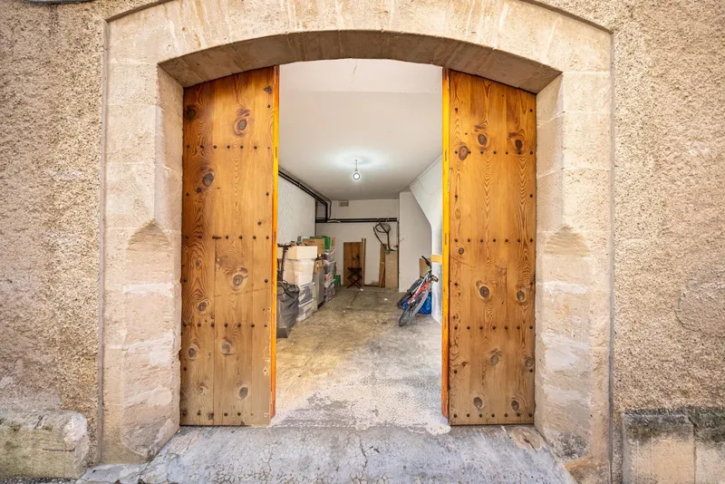House of 450 m2 in Pollensa with commercial space and garage — photo 1