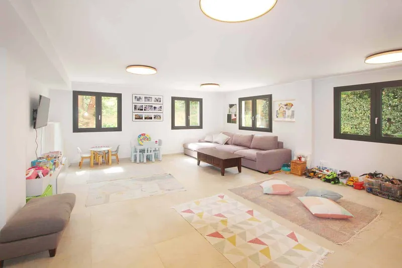Bright 6-bedroom villa for rent — photo 6