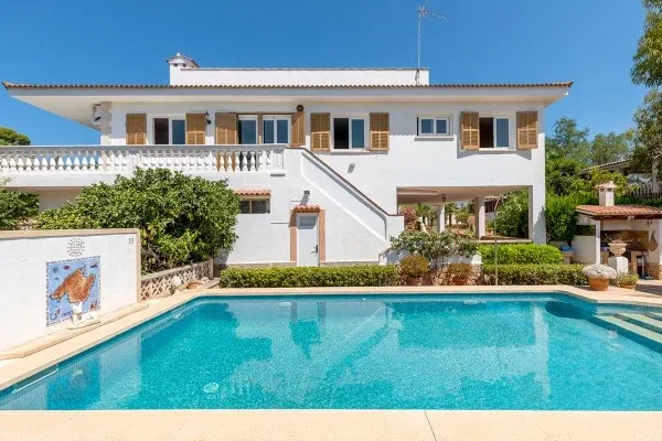 Mediterranean-style villa for renovation in Santa Ponsa — photo 1