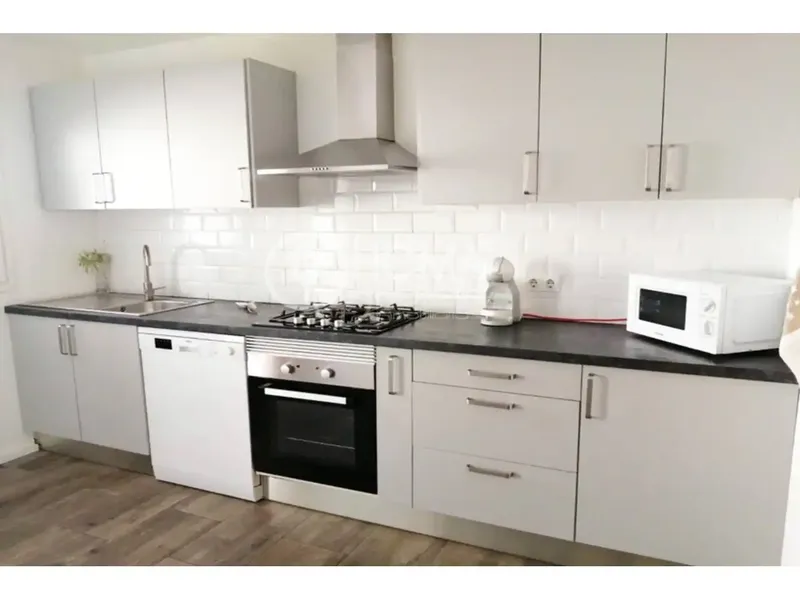 Discover this wonderful 418 m² townhouse in the quiet area of Ses Cadenes. It is distributed over three floors, ideal for a large family or investors seeking immediate profitability and expansion potential. — photo 1