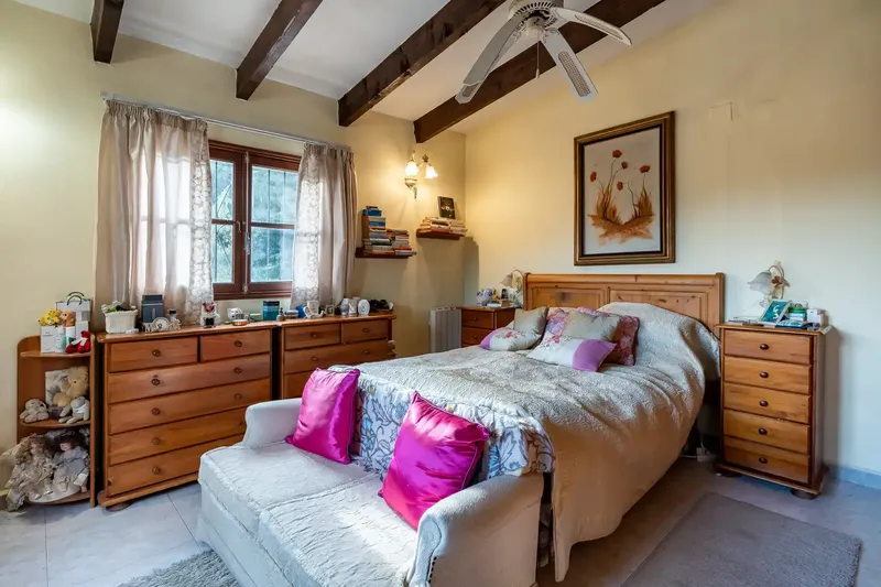 Located in the Genova area, the property has a land area of 2,571 m² and includes two buildings. The main building is — photo 12