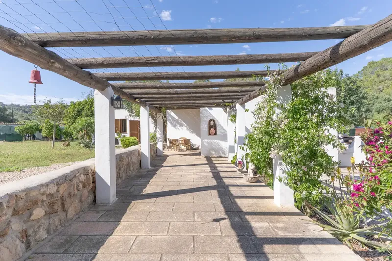 This charming finca embodies the original feeling of Mallorca: tranquility, nature, privacy and plenty of space to live — photo 6