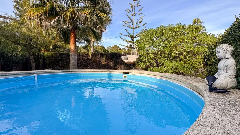Property with 6 rooms, 3 bathrooms, pool & guest house for sale — photo 1