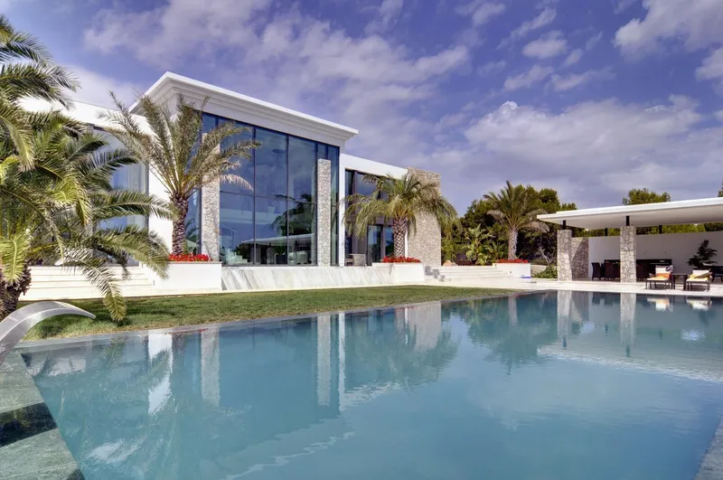 Spectacular luxury villa with lots of privacy and partial sea views — photo 3