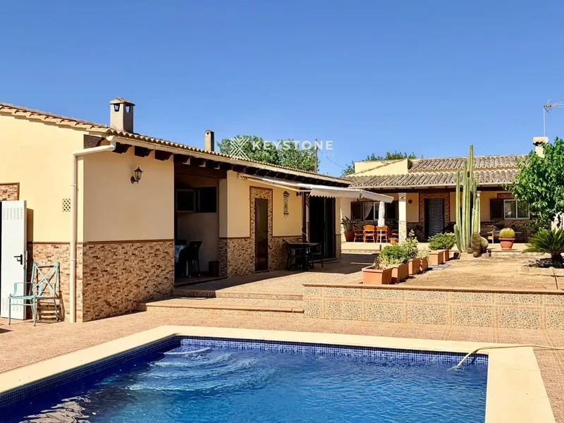 Discover a unique finca in Llucmajor combining privacy, nature, self-sufficiency and enormous development potential. A property — photo 1