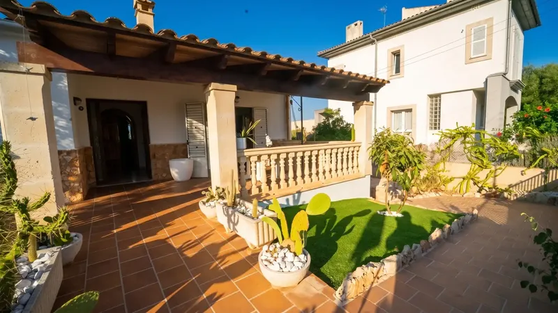 Descubre esta acogedora vivienda unifamiliar orientada al sur, situada en el popular pueblo pesquero de Porto Colom, en la costa sureste de  — photo 2