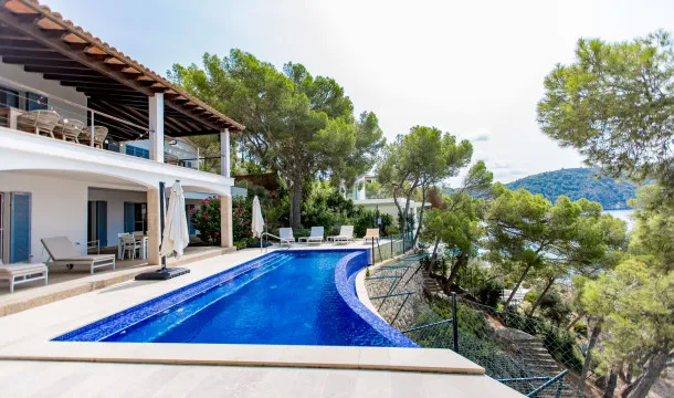 Frontline villa with direct access to the sea in Camp de Mar — photo 3