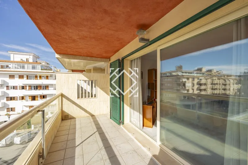 A spacious and bright flat in an exceptional location, for sale in Puerto de Alcudia, Mallorca. — photo 2