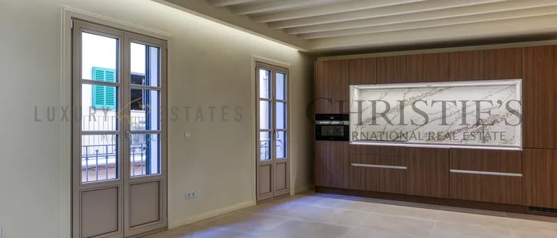 Large renovated apartment in Palma with communal roof terrace with sea views — photo 3