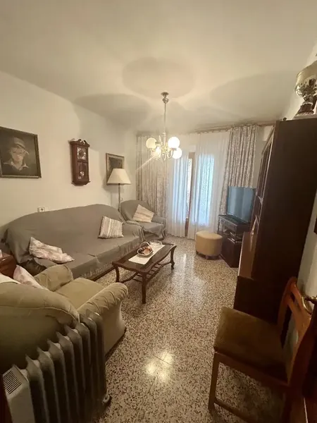 First floor in a building with only — photo 1