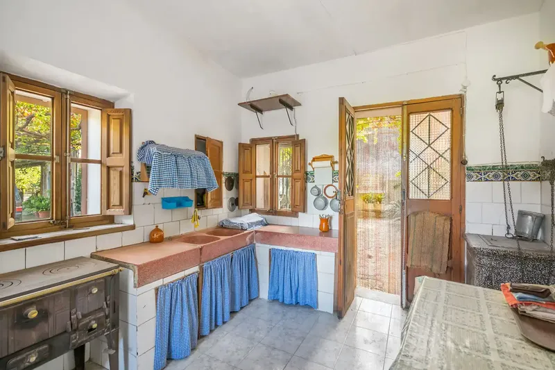 This finca in Sóller is located just steps from the beach and several shops, bars and restaurants in the port of Puerto Sóller. — photo 4