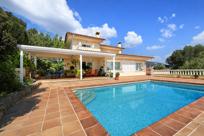 Spacious villa in Cas Català with partial sea views, an excellent location, and great potential — photo 1