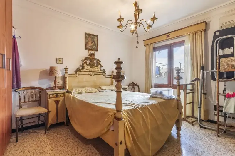 Beautiful five-bedroom, two-bathroom house to renovate. It is a fantastic opportunity to renovate a house to your own taste and ideas, to — photo 8