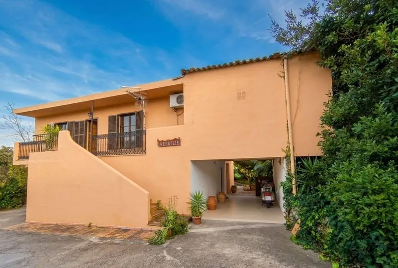 Exclusive Opportunity: Rustic Estate in the Heart of Mallorca with Pool, Well, and GESA Electricity — photo 1