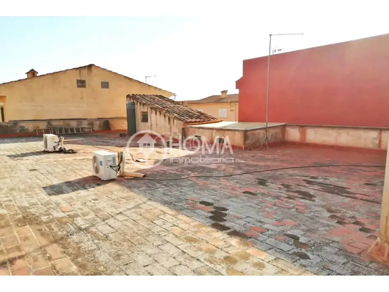 Discover this wonderful 418 m² townhouse in the quiet area of Ses Cadenes. It is distributed over three floors, ideal for a large family or investors seeking immediate profitability and expansion potential. — photo 5