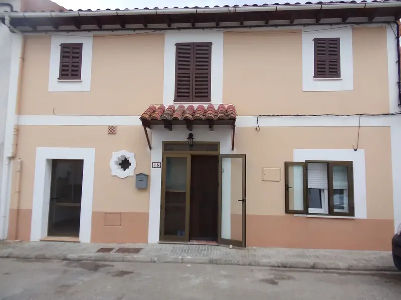 House in Vilafranca de Bonany, calle S'Escorxador, no. 15, with a total built area of 271 m2, on an urban plot of 421 m2. It is a — photo 1