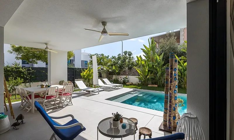 Newly built independent house with pool — photo 1
