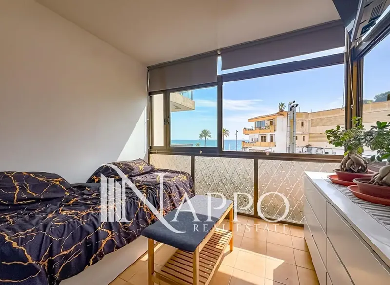 Nappo Real Estate tiene el placer de presentar este atractivo apartamento situado en primera línea de mar en Magaluf, dentro de un cuidado c — photo 7