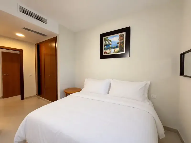 Ubicada en una amplia parcela de aproximadamente 2.000 m², la propiedad está rodeada de cuidados jardines con árboles maduros, una gran vari — photo 10