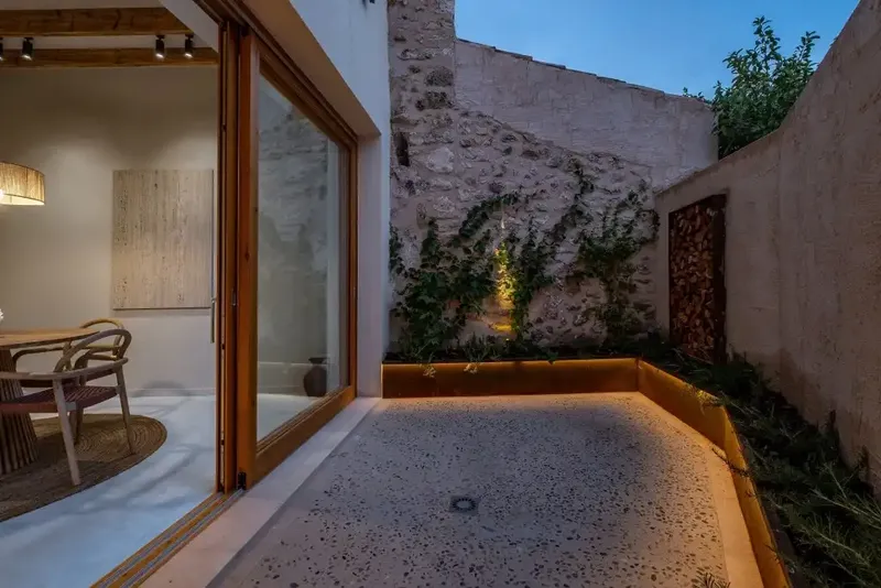 Elegant townhouse beautifully renovated with top-quality materials for sale in the historic center — photo 1