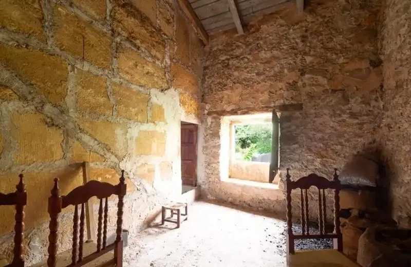 Village House in Caimari with Rustic Charm, Garden and Great Renovation Potential — photo 3