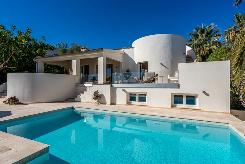 Exclusive villa in a prestigious residential area with spectacular sea views — photo 1