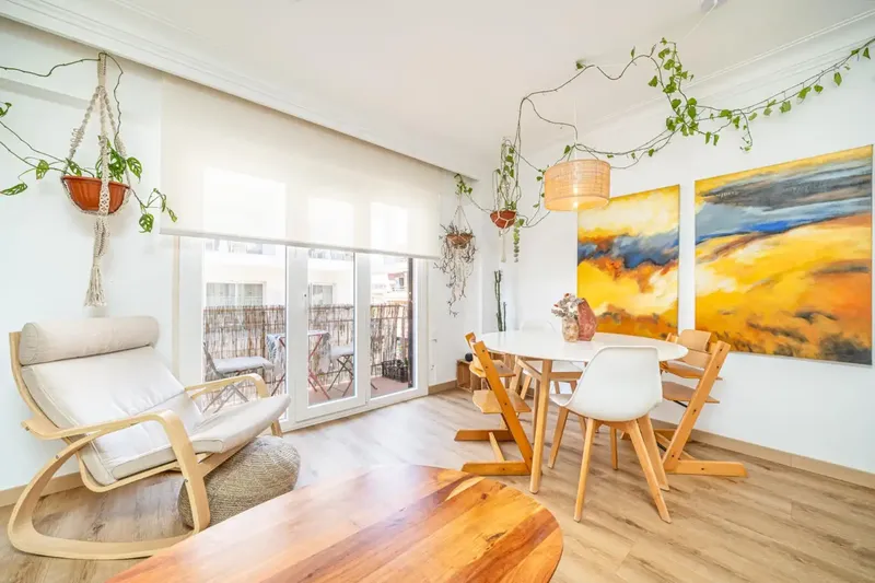 Imagine waking up every morning with the sea breeze and being able to reach the beach in just seconds. This magnificent renovated apartment, located — photo 6
