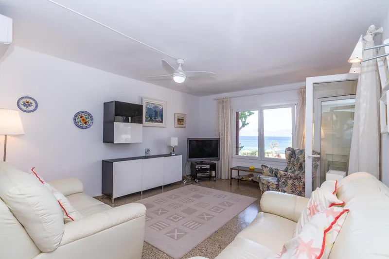 Seafront flat for sale with sea views and communal pool in Cala Blava — photo 6