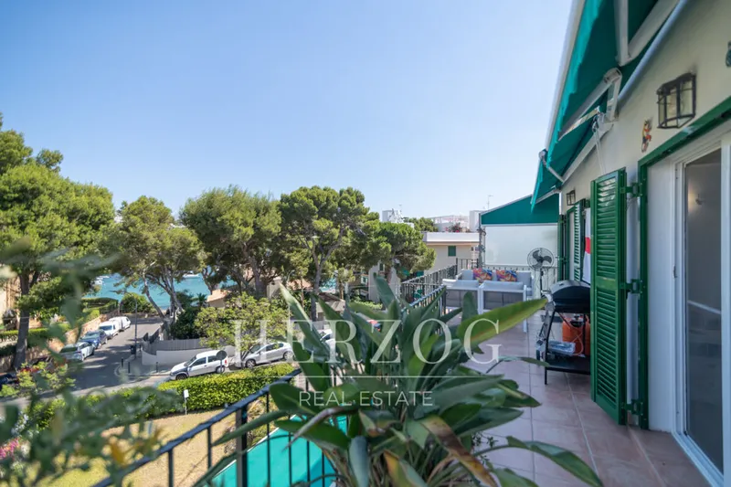 Exclusive apartment with two terraces right on the beach in Santa Ponsa — photo 1