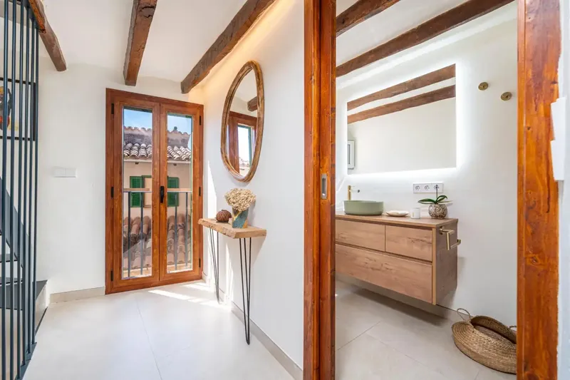 Descubre esta encantadora casa en Valldemossa, recientemente reformada con un gusto excelente, combinando el carácter tradicional de la vivi — photo 9