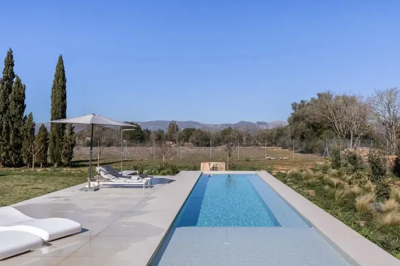 Welcome to your new dream villa! This luxurious detached residence impresses with its bright rooms and a spacious — photo 5