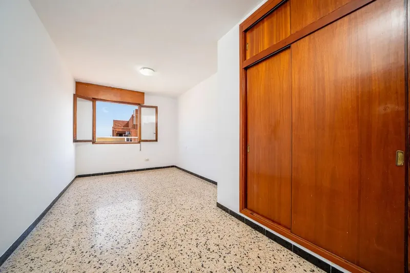 Os presentamos en venta este ático situado en la zona de Aragón, Palma de Mallorca, en una 9.ª planta con ascensor y con terraza privada. — photo 2