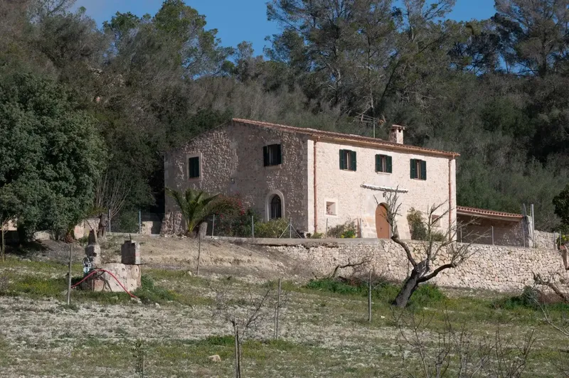 Don't miss the opportunity to visit one of the most outstanding estates in the municipality of Sineu. This property extends over approximately — photo 1