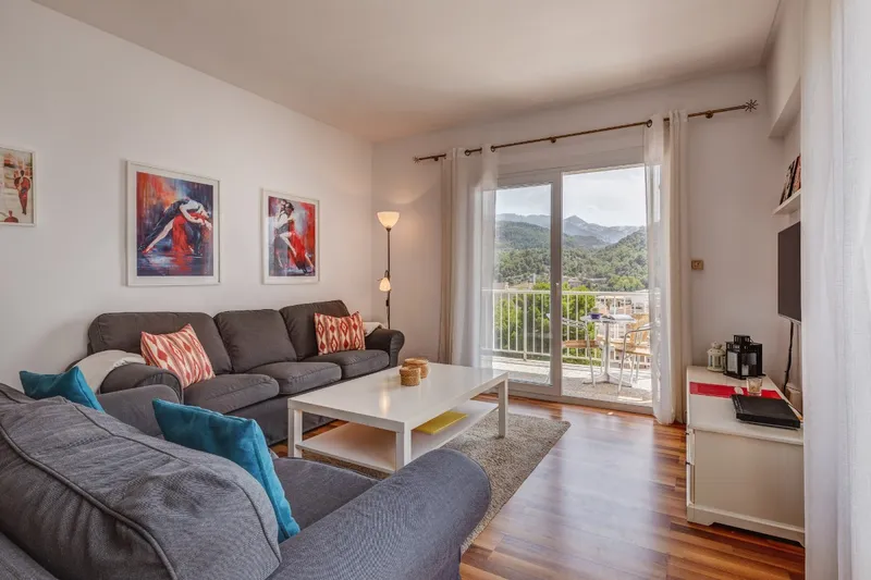 Sunny apartment with harbour views and rental licence — photo 3