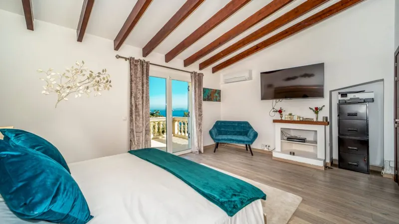 Attractive modern villa, with lovely sea views, in a tranquil location just minutes’ walk to the fine sandy beaches of Portals Vells – for sale — photo 9