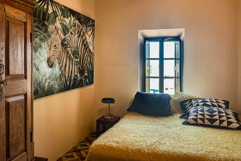 Spacious townhouse with lovingly preserved vintage elements, large terrace with castle and distant views — photo 11