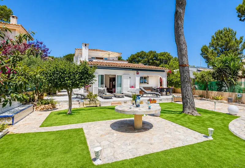Charming chalet-villa in prestigious location in El Toro — photo 1