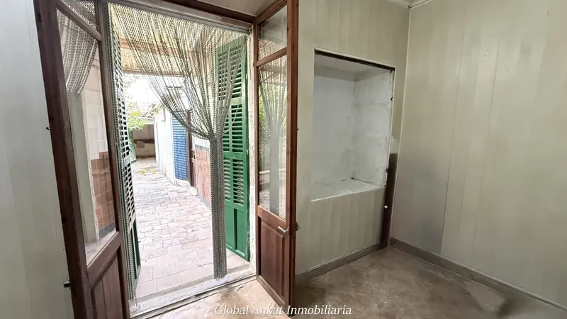 This 258 m² townhouse, distributed over three floors on a 163 m² plot, offers endless possibilities to — photo 12