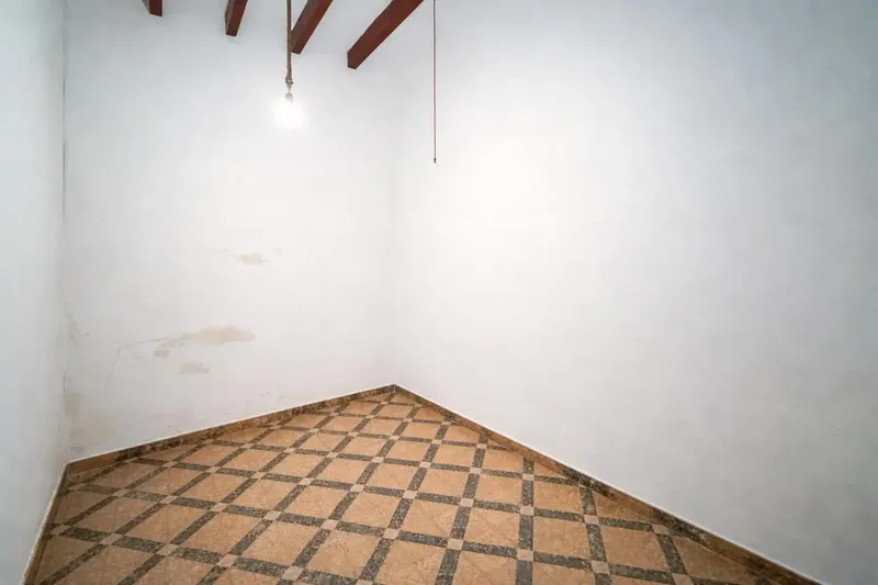 Discover this charming semi-detached house/chalet for sale! Located on a corner ground floor, this property of original character but well — photo 4