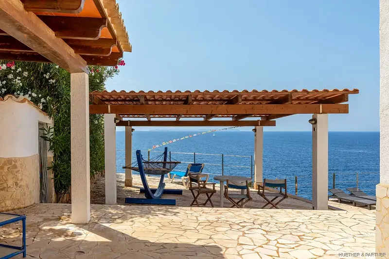 In an absolutely privileged location, directly on the cliffs of Cala Pi, this Mediterranean villa is situated on the first line — photo 6