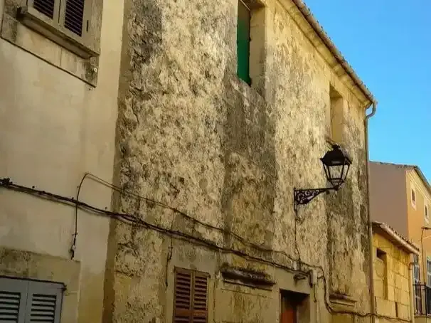 Casa de pueblo de construcción antigua. Situada en zona centro. Amplio patio y anexos (Trasteros, garaje) — photo 1