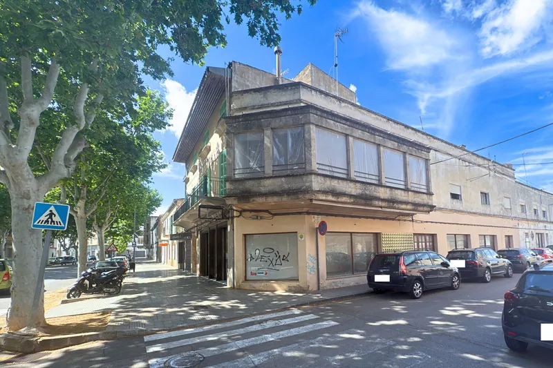 Large commercial premises with lots of facade to the pedestrian zone in Felanitx — photo 1